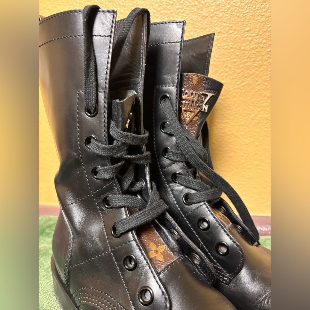 Louis Vuitton
LV Monogram Leather Combat Boots - Picture 13 of 14